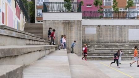 Cambios de diseño en los patios de 17 escuelas de Barcelona para que tengan más verde, más sombras y más juegos diversos y coeducativos