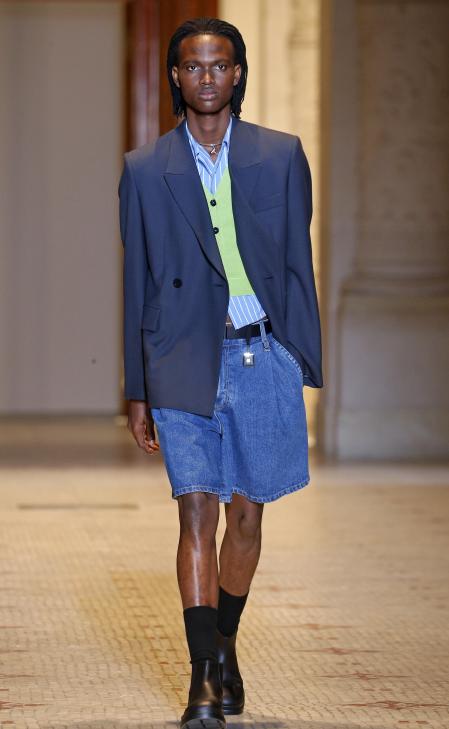 Un modelo presenta un diseño de Wooyoungmi de su colección Primavera/Verano 2023 en París