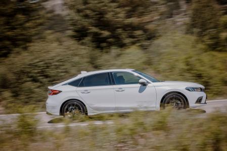 La suspensión ofrece un equilibrio óptimo entre dureza y confort, con un paso por curva eficaz&nbsp;