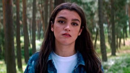 Anuncio de la campaña de sensibilización de la DGT “Saberlo es empezar a evitarlo”, protagonizado por la cantante Amaia.