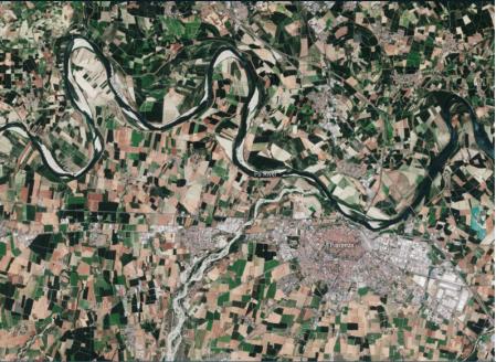 El río Po, cerca de Piacenza, en junio de 2022  .