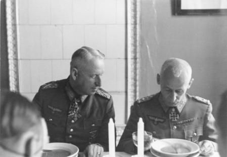 Manstein con el Generaloberst Hermann Hoth, comandante del 4.º Ejército Panzer, en 1942.