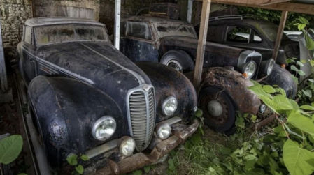 Uno de los coches clásicos encontrados en un almacén de Francia