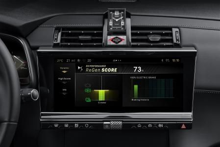 La pantalla se puede utilizar para mostrar la visión delantera y trasera, para acceder a la función Mirror Screen o para ver los gráficos sobre los flujos de energía en las versiones PHEV&nbsp;