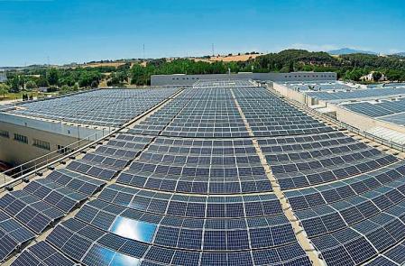 Placas solares en la fábrica farmacéutica de Noucor en Palau-solità i Plegamans