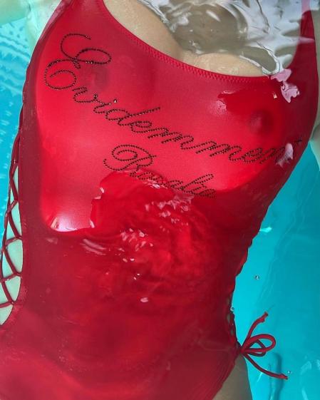 Bañador de Jean Paul Gaultier personalizado para la cantante catalana