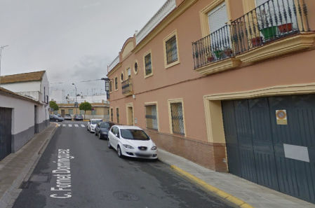 Imagen de la calle donde la Policía Nacional localizó en una vivienda ambos cuerpos.