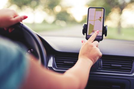 Manipular el teléfono móvil mientras se conduce es sancionable