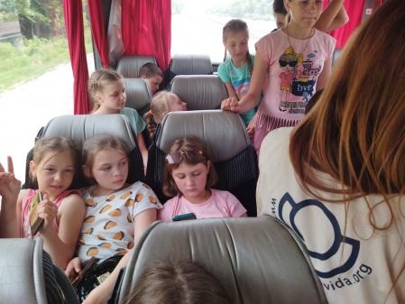 Los niños tienen entre 6 y 12 años.