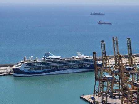 Crucero en el puerto de Barcelona.