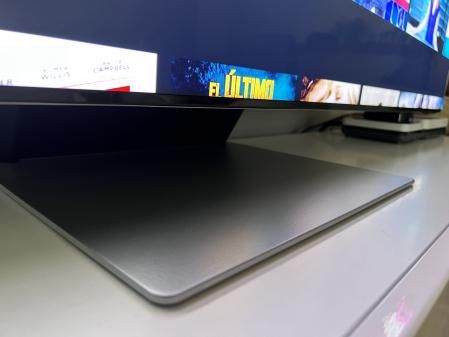 La peana del televisor es metálica, sólida y muy estable