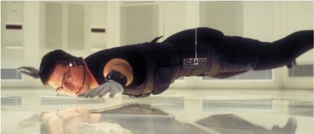 Tom Cruise en una de las escenas más icónicas de 'Misión imposible'