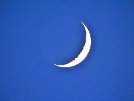 La luna despide la siega del día.