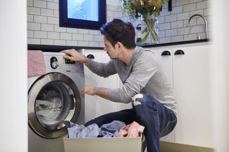 Hombre poniendo la lavadora