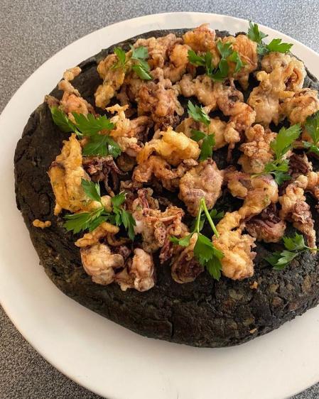 Tortilla negra de chipirones