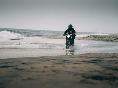 Rodar por la orilla del mar con la moto está prohibidísmo&nbsp;