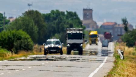 Efecto espejismo en la carretera, en Anglesola.