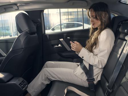 Realizar alguna actividad como leer por favorecer el mareo en el coche