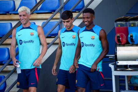 Sergi Roberto, Pedri y Ansu Fati durante la sesión de entrenamiento del primer equipo que arrancó este lunes la pretemporada