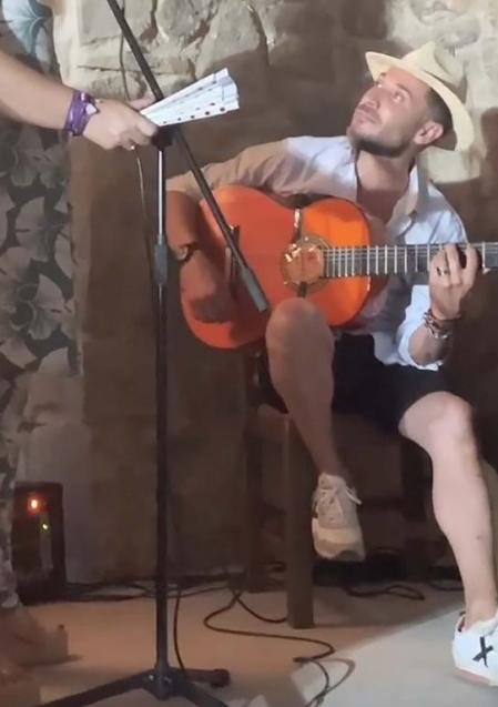 Marta Riesco compartió un vídeo en el que se puede ver a Antonio David Flores mostrando su talento a la guitarra.