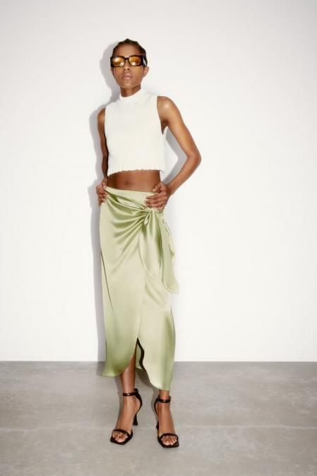 Falda pareo satinada en verde.