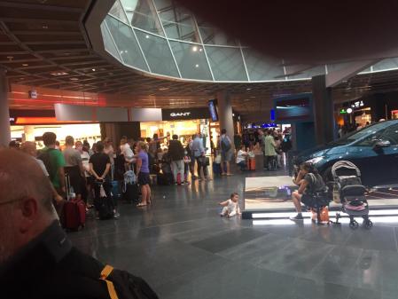 Momento de la cola en el aeropuerto de Frankfurt que tuvo que hacer Xavier Guarsch para reclamar
