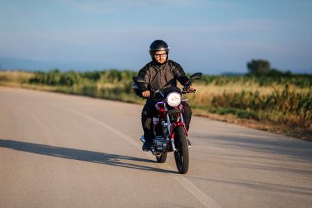 Aunque haga calor, los motoristas deben llevar guantes 