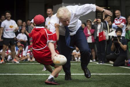 Boris Johnson embiste a un niño durante un partido de exhibición de rugby en 2015