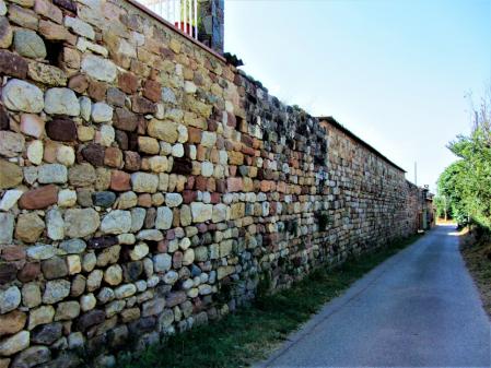 Muro de piedra en la zona donde estuvieron los templarios del Vallès Occidental.