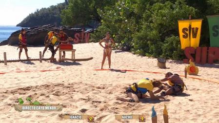 Plano general del momento en el que varios concursantes roban comida en 'Supervivientes'