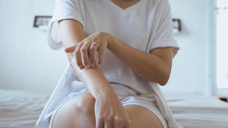 El picor y las erupciones en la piel son síntomas habituales en algunas reacciones alérgicas