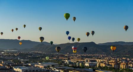 Globos ocupando el cielo de Igualada.