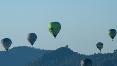 Globos sobrevolando la Tossa de Montbui.