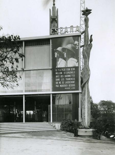 Entrada del Pabellón de la República con un cartel sobre el esfuerzo de guerra. A la derecha puede verse la escultura ‘El pueblo español tiene un camino que conduce a una estrella’, de Alberto Sánchez.