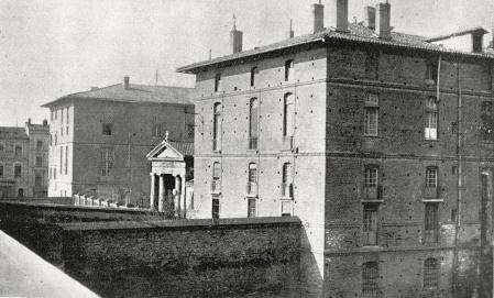 El Hôtel-Dieu y su entrada a la izquierda, en 1939, desde el Pont-Neuf