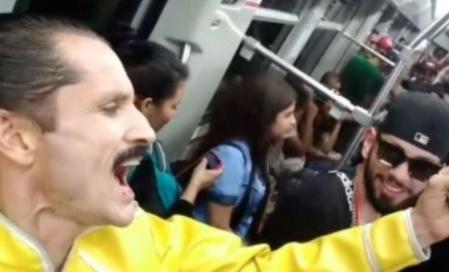 Todos los pasajeros se involucraron para seguir el famoso “Eeeooo” que interpretaba el cantante