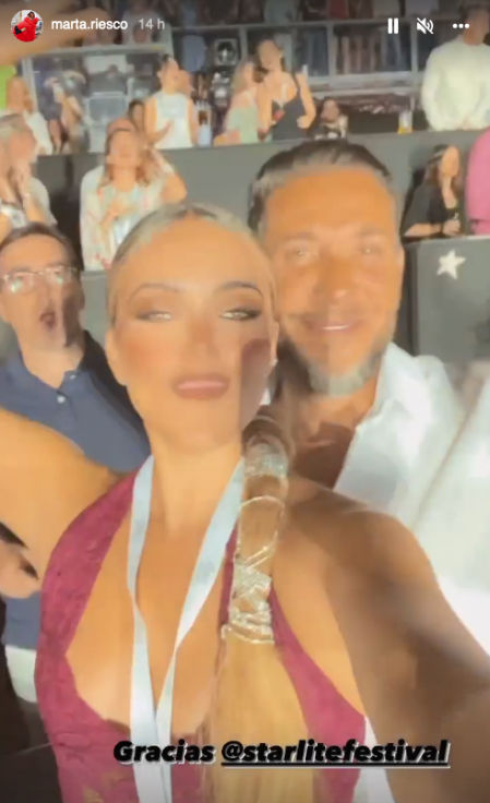 Antonio David Flores, Marta Riesco y Rocío Flores disfrutando del festival Starlite