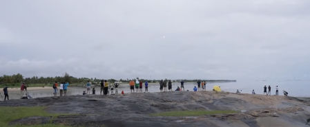 Público en Kourou observando el lanzamiento VV21, el primero de un cohete de Vega-C