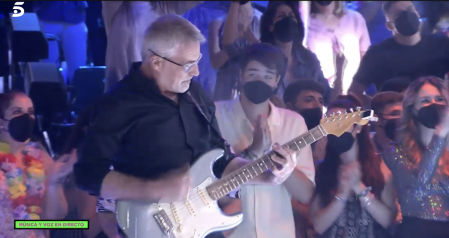 David Cantero, presentador de Informativos Telecinco, toca la guitarra junto a su banda en 'Sálvame Mediafest'