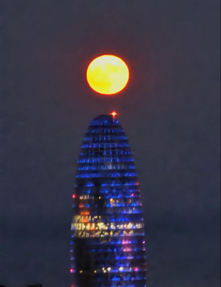 Superluna del ciervo sobre la Torre Glòries.