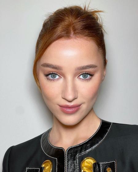 Phoebe Dynevor con sus labios pintados con la barra Pillow Talk de Charlotte Tilbury