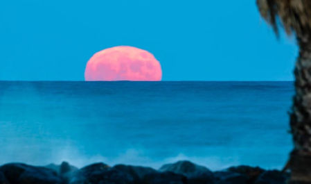 Superluna del ciervo en la playa de Xilxes.