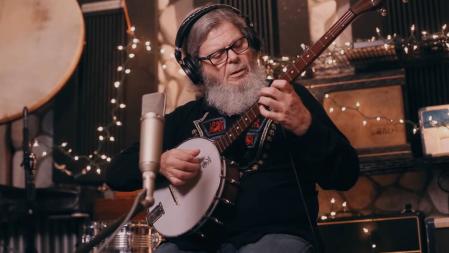 Gustavo Santaolalla interpretando con un banjo la banda sonora de 'The Last of Us Parte II