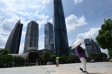 La gente camina en el distrito central de negocios de Guangzhou, en el sur de China