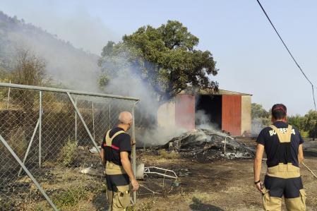 Vista de los equipos que están trabajando en el incendio de Casas de Miravete