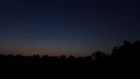 Se puede apreciar Venus en el cielo.