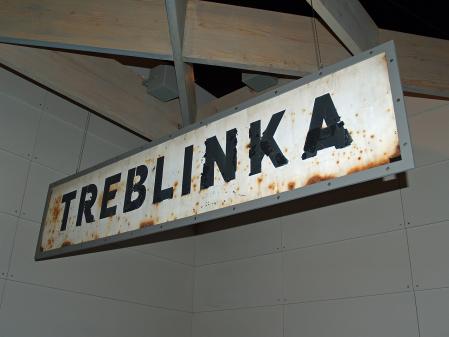 Cartel de la estación ferroviaria en las cercanías del campo de Treblinka.