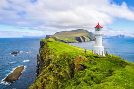 El emblemático faro rojo y blanco en la isla de Mykines