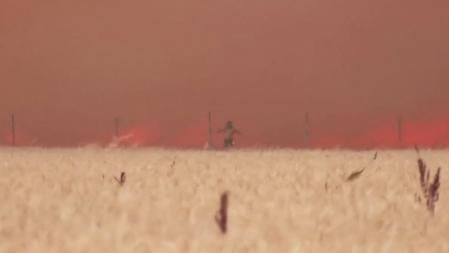 Parte de la ropa del hombre estaba ardiendo cuando ha conseguido salir del fuego