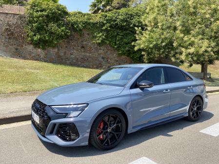 Equipa neumáticos 265/30 ZR19 (delante) con frenos cerámicos del paquete opcional RS Dynamic&nbsp;